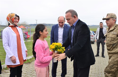 Ardahan Valisi Sayın Hüseyin Öner den Köy Okullarına Ziyaret