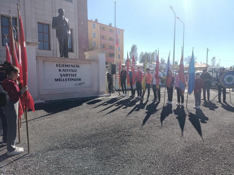 İlçemizde 29 Ekim Cumhuriyet Bayramı'nın 101. Yıl dönümü kutlama programı çerçevesinde çelenk sunma töreni gerçekleştirildi